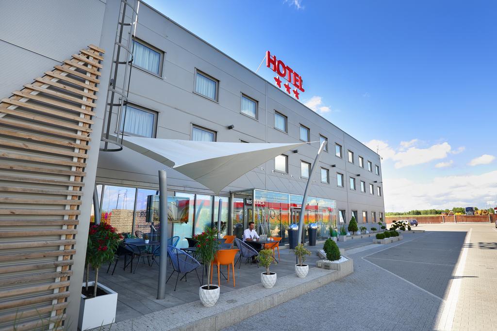 Hotel Porto Radomsko Bagian luar foto